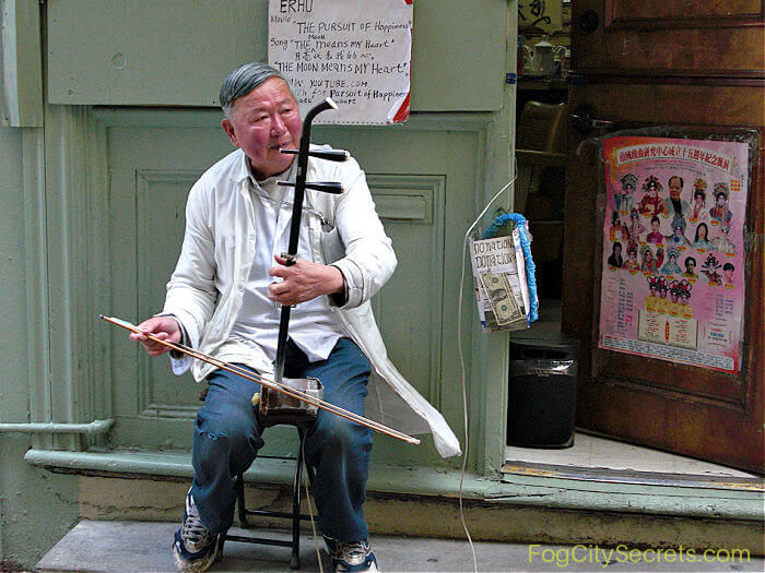Man playing erhu in San Francisco Chinatown