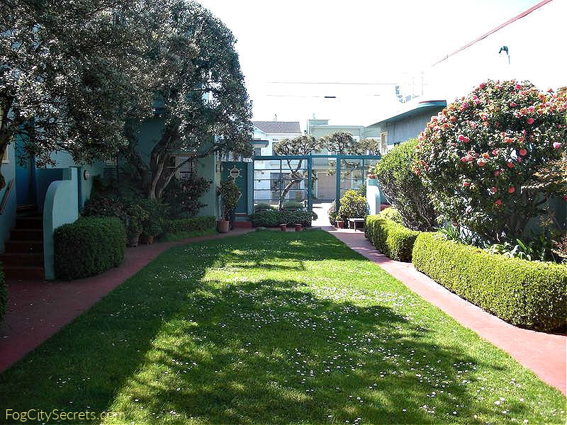Ocean Park Motel courtyatd looking towards the entrance