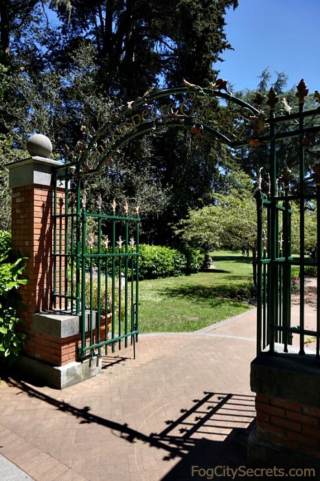 Arco de metal en la entrada al Jardín Shakespeare, Golden Gate Park
