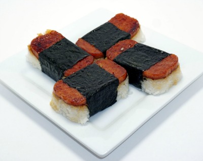 Plate with 4 pieces of spam musubi